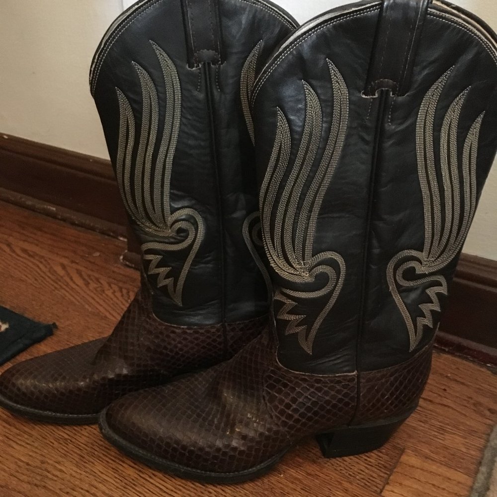 Tony Lamas cowboy boots